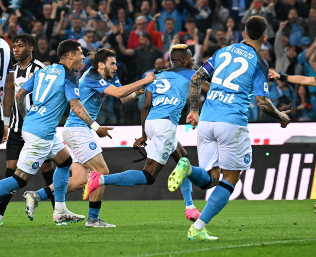 欧冠烽火中，那不勒斯的挣扎与突围曙光